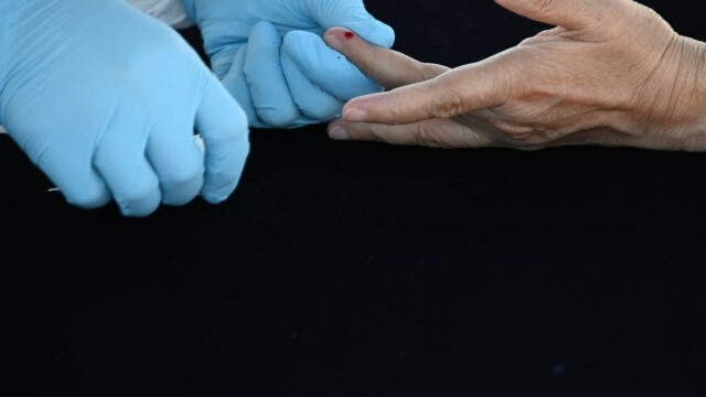 Elizabeth Holmes e seus parceiros estão lançando um negócio de teste de sangue real.





