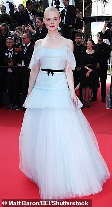 Elle Fanning é a personificação da elegância em Blue Madness Elle Fanning se juntou ...
