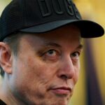 Elon Musk parecia interpretar um olho negro misterioso em seu escritório oval, despedida com o presidente Trump