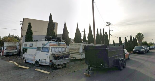 Local proposto de um conjunto habitacional em 1653 a 1641 El Dorado Street, no distrito de Alviso, no norte de San Jose, como mostrado dentro do esboço. Os limites são aproximados. (Google Maps)