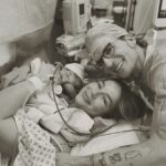 Emma Louise Connolly recebeu seu segundo filho com o marido Oliver Proudldko, um garoto chamado Levi Fox Prouddlock (tudo na foto)