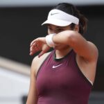 Emma Raducanu, da Grã-Bretanha, reagiu na quarta-feira, 28 de maio de 2025, no Roland-Garros Stadium, em Paris, na segunda rodada do tênis francês Open, jogando IGA Swiatek na Polônia. (