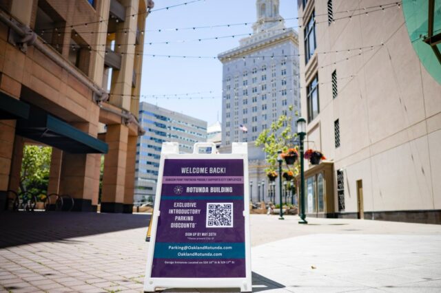 Uma pessoa fica ao lado de um quiosque perto da prefeitura no Oakland Center, Califórnia, na sexta -feira, 2 de maio de 2025 (Shae Hammond/Bay Area News Group)