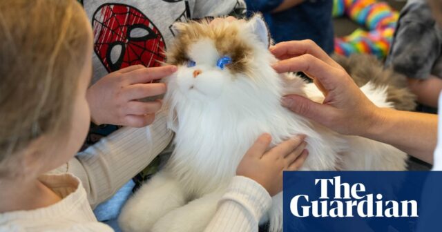 Esses gatos robôs têm olhos brilhantes e batimentos cardíacos artificiais - e podem ajudar a reduzir o estresse em crianças

