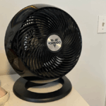 Vornado 660 Fã de circulador de ar grande de quarto inteiro para casa, 4 velocidades e inclinação ajustável de 90 graus, churrasqueira removível, 10 polegadas, move ar de 100 pés, ventilador de piso para quarto, escritório, preto