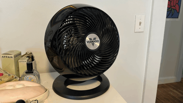 Vornado 660 Fã de circulador de ar grande de quarto inteiro para casa, 4 velocidades e inclinação ajustável de 90 graus, churrasqueira removível, 10 polegadas, move ar de 100 pés, ventilador de piso para quarto, escritório, preto