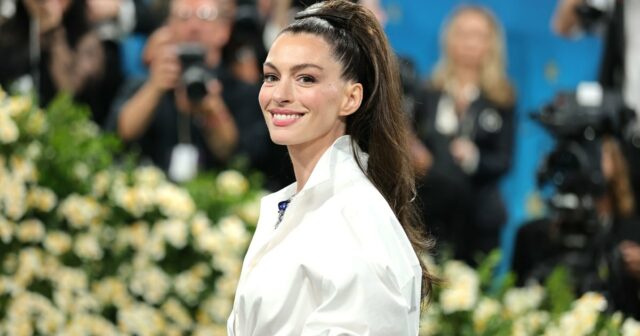 Este relógio Amazon de US $ 56 é idêntico ao de 4 figuras de Anne Hathaway

