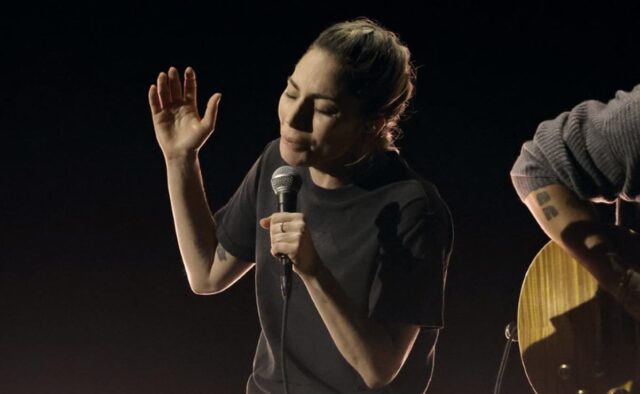 Estoque de bomba de frustração da polícia em uma mega concerto Lady Gaga no Brasil, 2 presos



