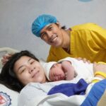 O jogador de vôlei Bryan Bagunas, sua esposa Nicole Tracy, com seu primogênito.