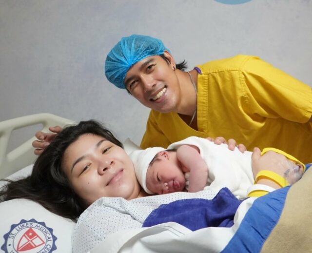 O jogador de vôlei Bryan Bagunas, sua esposa Nicole Tracy, com seu primogênito.