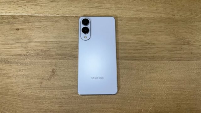 Todas as três cores da borda do Galaxy S25 configuradas para que você possa ver como elas são finas
