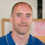 Paul Doyle (foto), 53, foi preso e acusado depois que uma galáxia Ford foi atingida por vários fãs no centro da cidade em 26 de maio