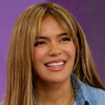 Exclusivo: Karol G compartilha o significado de sua nova cor de cabelo e sua conexão com um novo documentário