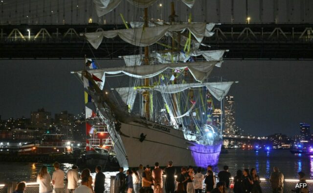 Explicado: como o navio da Marinha mexicana colidiu com a ponte do Brooklyn em Nova York

