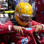 O piloto da Ferrari, Lewis Hamilton, do Reino Unido, o italiano Emilia Romagna Formula 1 Grand Prix, Imola, Enzo na Itália e Dino Ferrari sai da churrasqueira na pista de corrida.