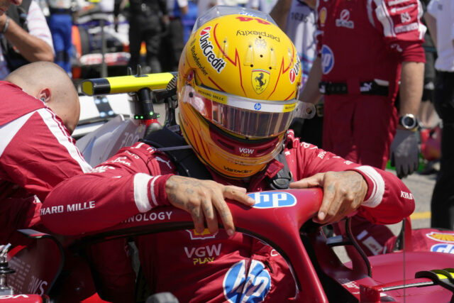O piloto da Ferrari, Lewis Hamilton, do Reino Unido, o italiano Emilia Romagna Formula 1 Grand Prix, Imola, Enzo na Itália e Dino Ferrari sai da churrasqueira na pista de corrida. 
