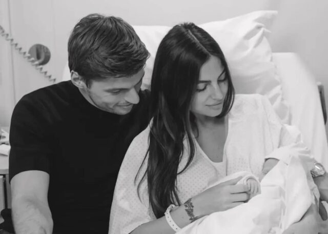 Quatro vezes campeão mundial de Fórmula 1, Max Verstappen, e sua parceira Kelly Piquet com sua filha, Lily.
