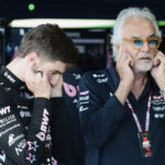 O motorista Alpine Jack Doohan, da Austrália, e Flavio Briatore fica na área do poço antes da sessão de qualificação para a F1 Formula 1 Miami Grand Prix