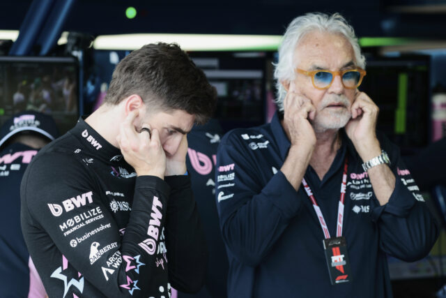 O motorista Alpine Jack Doohan, da Austrália, e Flavio Briatore fica na área do poço antes da sessão de qualificação para a F1 Formula 1 Miami Grand Prix