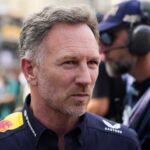 O gerente da equipe da Red Bull, Christian Horner, passa pelos boxes após a sessão de qualificação antes da corrida do Grande Prêmio de Fórmula 1 Monaco na pista de corrida de Mônaco em Mônaco no sábado, 24 de maio de 2025.