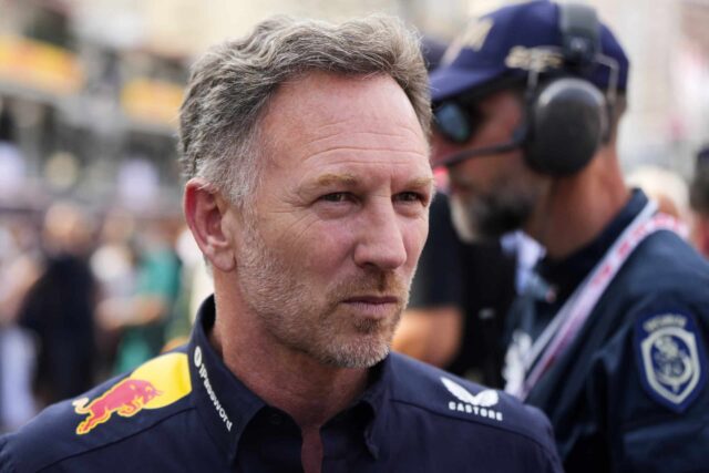 O gerente da equipe da Red Bull, Christian Horner, passa pelos boxes após a sessão de qualificação antes da corrida do Grande Prêmio de Fórmula 1 Monaco na pista de corrida de Mônaco em Mônaco no sábado, 24 de maio de 2025.