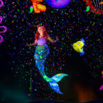 FOTOS E VÍDEO Sneak Peek: New Little Little Mermaid Musical Adventure Atração na Disney World!