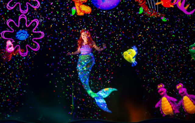 FOTOS E VÍDEO Sneak Peek: New Little Little Mermaid Musical Adventure Atração na Disney World!

