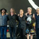 Foo Fighters demitiu um membro da banda principal em uma decisão no choque oito meses após o caso Dave Glohloh sacudir o grupo - na foto Chris Shiflett, Rami Jaffee, Dave Gohl, Nate Mendel, Josh Freese e Pat Smar em Glastonbury em 2023