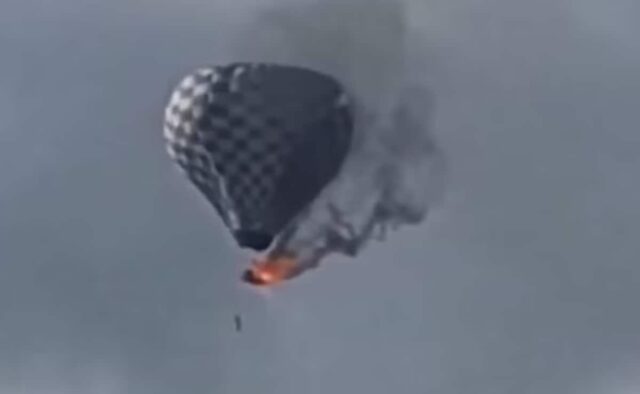 Filme de terror quando uma pessoa cai até a morte depois de se envolver no ar quente no México

