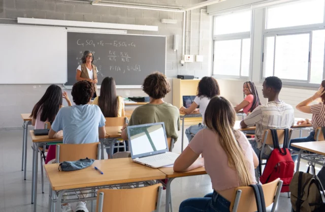 Fim da arbitrariedade nas escolas? O Ministério da Educação Nacional apertará as disposições sobre participação e multas para estudantes



