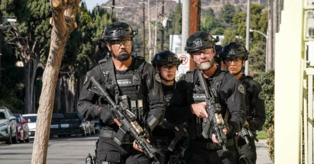 Quais programas de televisão foram cancelados várias vezes antes da decisão permanecer da SWAT no 7th Heaven