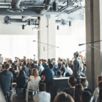 FinTech Bench deita-se enquanto outros funcionários continuam trabalhando mensagens mensais