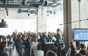 FinTech Bench deita-se enquanto outros funcionários continuam trabalhando mensagens mensais FinTech Bench deita-se enquanto outros funcionários continuam trabalhando mensagens mensais