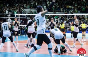 Finais UAAP: La Salle Lady Spikers derrota Ust para montar um duelo com nu La Salle Lady Spikers comemoram depois de derrotar o UST Golden Tigreses nas quatro finais para avançar para a final do Vôlei feminina da temporada 87 da UAAP.