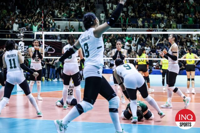 La Salle Lady Spikers comemoram depois de derrotar o UST Golden Tigreses nas quatro finais para avançar para a final do Vôlei feminina da temporada 87 da UAAP.