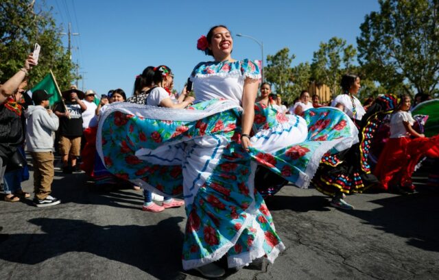 Osblado Rodriguez, com Federacion de Clubes Zacatecanos del Norte de Califórnia, se apresenta durante o 2º Parade de Celebração de San Jose Cinco de Mayo em San Jose, Califórnia, no domingo, 4 de maio de 2025. O desfile estava ao longo da King Road, da Alum Rock Avenue à Virginia Avenue. (NHAT V. Meyer/Bay Area News Group)