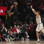 Buddy Hield #7 do Golden State Warriors reage contra o Houston Rockets depois de fazer uma cesta de três pontos durante o quarto trimestre do jogo sete dos playoffs da NBA da primeira rodada da Conferência Oeste no Toyota Center em 04 de maio de 2025 em Houston, Texas. (Foto de Tim Warner/Getty Images)