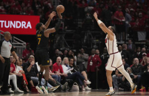 Fotos: Buddy Hield e The Golden State Warriors derrotam o Houston Rockets durante o jogo 7 dos playoffs Buddy Hield #7 do Golden State Warriors reage contra o Houston Rockets depois de fazer uma cesta de três pontos durante o quarto trimestre do jogo sete dos playoffs da NBA da primeira rodada da Conferência Oeste no Toyota Center em 04 de maio de 2025 em Houston, Texas. (Foto de Tim Warner/Getty Images)
