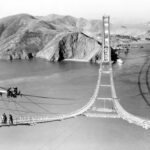 O trabalho continua na ponte Golden Gate durante a década de 1930 ....