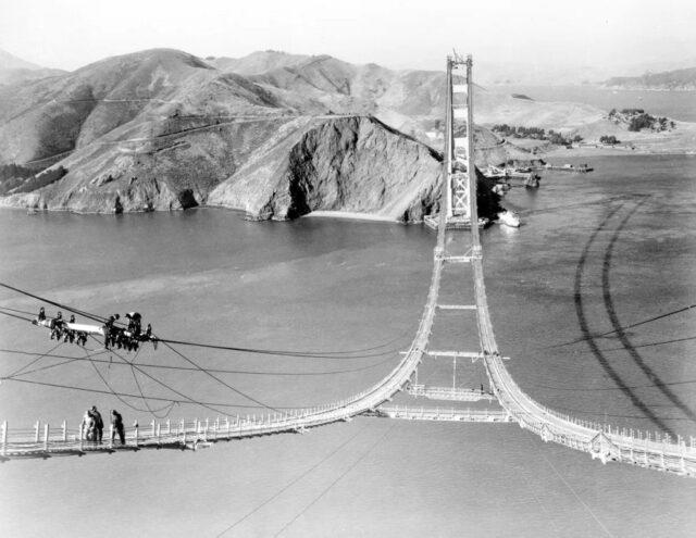 O trabalho continua na ponte Golden Gate durante a década de 1930 ....