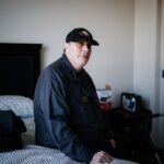Ismael Rivera, ex -moradora de sem -teto, na terça -feira, 13 de maio, 13 de maio de 2025, olha para sua varanda em Fremont Fammont Family Apartments, Califórnia (Shae Hammond/Bay Area Area)