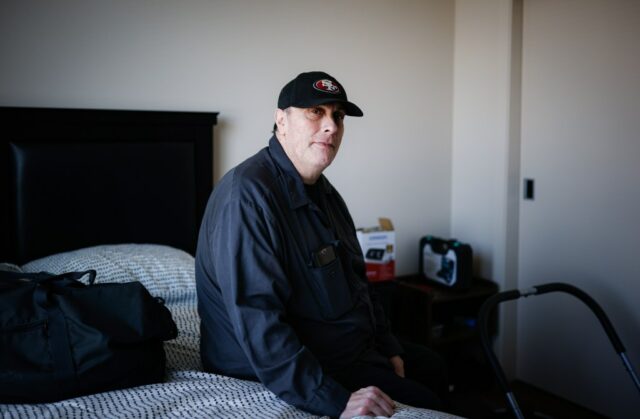Ismael Rivera, ex -moradora de sem -teto, na terça -feira, 13 de maio, 13 de maio de 2025, olha para sua varanda em Fremont Fammont Family Apartments, Califórnia (Shae Hammond/Bay Area Area)