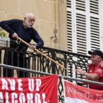 O morador protestou contra os fãs de um homem unido que construiu banners perto de seu apartamento