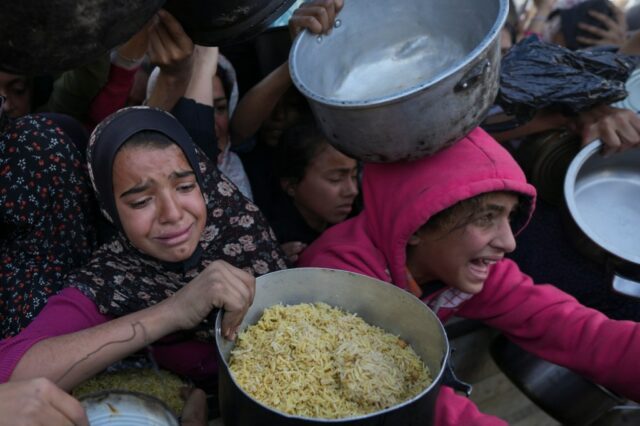 Gazans morrem todos os dias por falta de comida, ataques constantes e estar sob constante ameaça.



