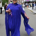 A diminuição do púrpura Gemma Collins escorregou sua estrutura mais fina em clara