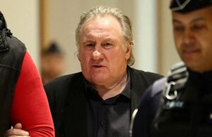 Gerard Depardieu é considerado culpado do ataque sexual de duas mulheres na cena do cinema e recebeu uma pena de prisão suspensa de 18 meses O ator (76 anos) foi condenado por ser capturado por uma cômoda de 54 anos e um assistente de 34 anos durante as filmagens