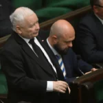 Gesto escandaloso de Kaczyński em Sejm. Fez isso durante o discurso do Ministro do Esporte