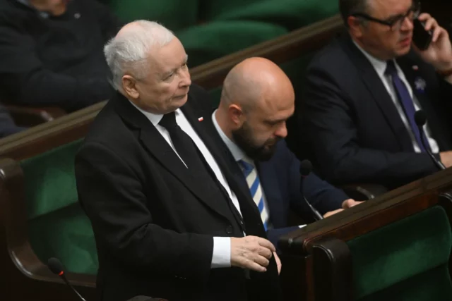 Gesto escandaloso de Kaczyński em Sejm. Fez isso durante o discurso do Ministro do Esporte

