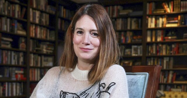 Gillian Flynn revela o fim alternativo de 'Gone Girl' que Rosamund Pike in