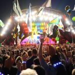 Uma visão geral do público de Glastonbury em 29 de junho de 2024.